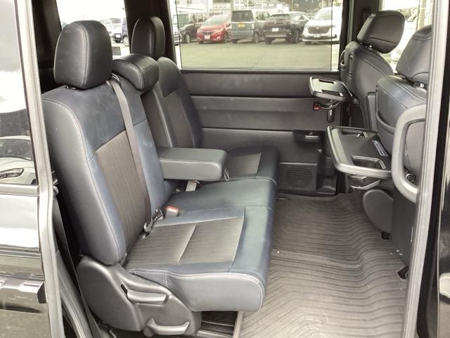 �Q��ڃV�[�g�́A�x���`�V�[�g�ŁA���E���ꂼ��O��ɃX���C�h�ł��A�܂��A�܂肽���ގ����ł��܂��I