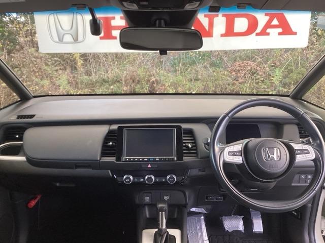 フィット e:HEVホーム 純正ナビ フルセグ リアカメラ 前後誤発進抑制機能 クリソナ 助手席エアバッグ 運転席エアバッグ アイドリングストップ LEDライト USB接続 バックカメラ ABS サイドエアバッグ スマートキー(3枚目)