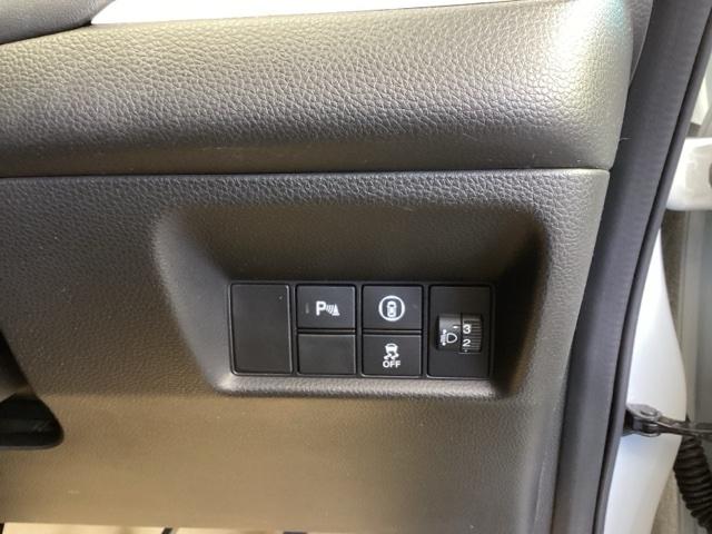 フィット e:HEVホーム 純正ナビ フルセグ リアカメラ 前後誤発進抑制機能 クリソナ 助手席エアバッグ 運転席エアバッグ アイドリングストップ LEDライト USB接続 バックカメラ ABS サイドエアバッグ スマートキー(17枚目)