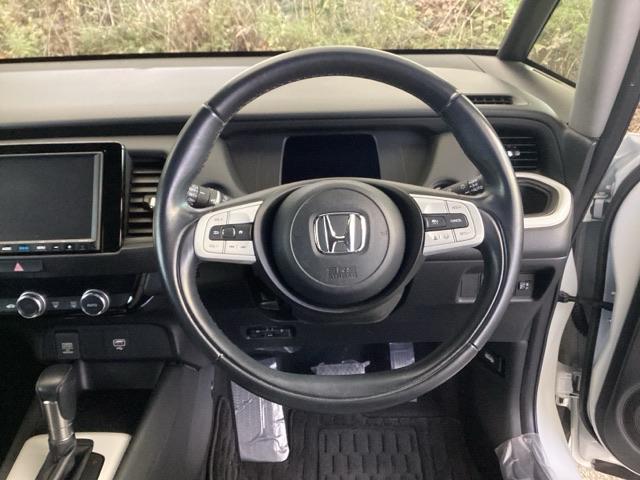 フィット e:HEVホーム 純正ナビ フルセグ リアカメラ 前後誤発進抑制機能 クリソナ 助手席エアバッグ 運転席エアバッグ アイドリングストップ LEDライト USB接続 バックカメラ ABS サイドエアバッグ スマートキー(18枚目)