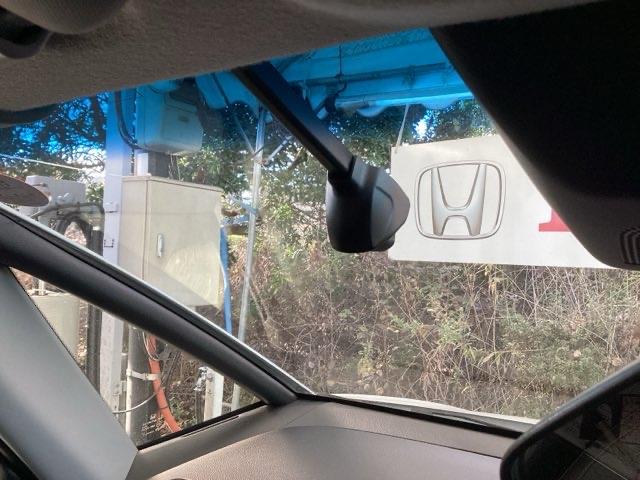 フィット e:HEVホーム 純正ナビ フルセグ リアカメラ 前後誤発進抑制機能 クリソナ 助手席エアバッグ 運転席エアバッグ アイドリングストップ LEDライト USB接続 バックカメラ ABS サイドエアバッグ スマートキー(23枚目)