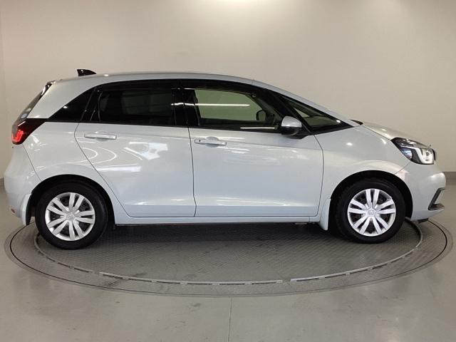 フィット e:HEVホーム 純正ナビ フルセグ リアカメラ 前後誤発進抑制機能 クリソナ 助手席エアバッグ 運転席エアバッグ アイドリングストップ LEDライト USB接続 バックカメラ ABS サイドエアバッグ スマートキー(32枚目)