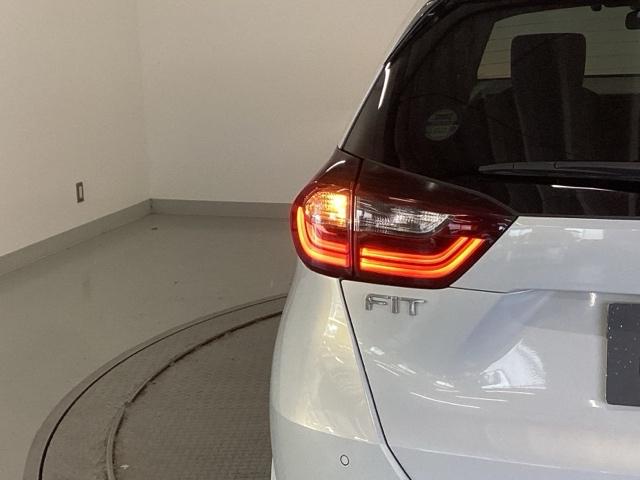 フィット e:HEVホーム 純正ナビ フルセグ リアカメラ 前後誤発進抑制機能 クリソナ 助手席エアバッグ 運転席エアバッグ アイドリングストップ LEDライト USB接続 バックカメラ ABS サイドエアバッグ スマートキー(36枚目)