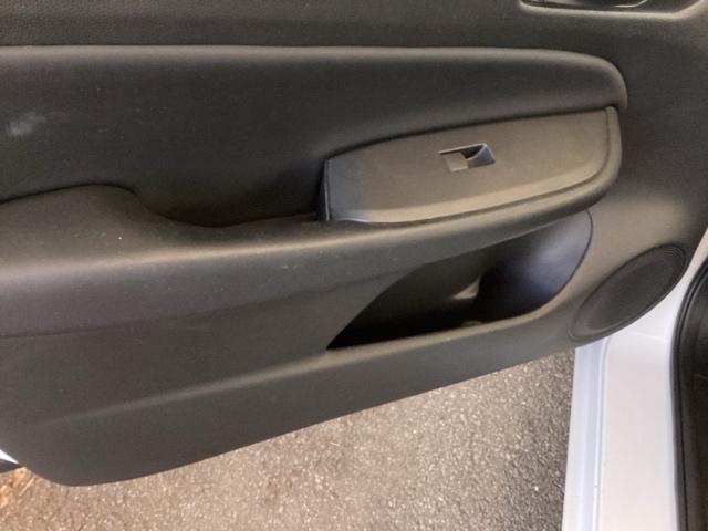 フィット e:HEVホーム 純正ナビ フルセグ リアカメラ 前後誤発進抑制機能 クリソナ 助手席エアバッグ 運転席エアバッグ アイドリングストップ LEDライト USB接続 バックカメラ ABS サイドエアバッグ スマートキー(40枚目)