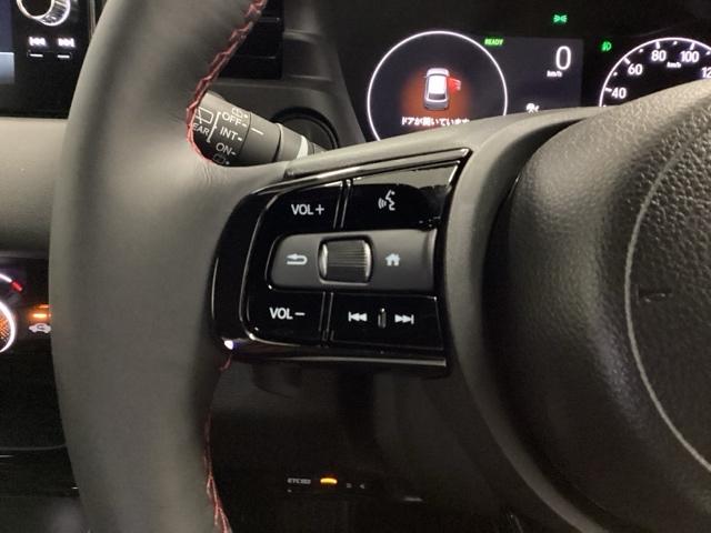 �X�e�A�����O���葤�̓I�[�f�B�I�֘A�̑���X�C�b�`�ł��B��������炷���ƂȂ��^�]�ɏW���ł��܂�