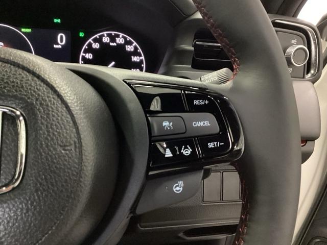 �X�e�A�����O�E�葤�Ɉ��S�^�]�x���@�\�̃z���_�Z���V���O���R���g���[������X�C�b�`�A���葤�ɃI�[�f�B�I�֘A�̃R���g���[���X�C�b�`��z�u�A��������炷���ƂȂ��^�]�ɏW���ł��܂��B�X�e�A�����O�q�[�^�[�t��