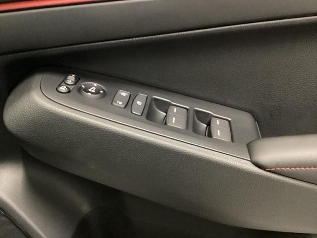 �d���i�[�������R���h�A�~���[�ƁA�p���[�E�B���h�E�}�X�^�[�X�C�b�`���͉^�]�ȃh�A�ɂ���܂��B