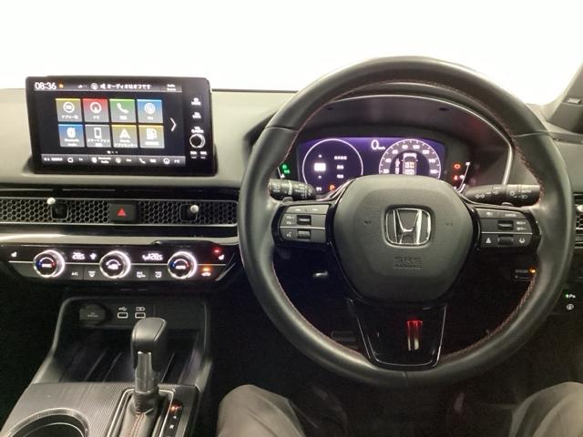 ��ɂȂ��ރX�e�A�����O�ł��B�X�e�A�����O�̉E���ɂ̓N���[�Y�R���g���[���A�������I�[�f�B�I�����R���X�C�b�`�ł��B�茳�ő���ł���̂ŕ֗��ł��B