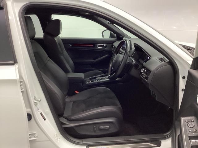 �^�]�Ȃ́A�傫�ȍ��ʂƕ�ݍ��ނ悤�Ȕw�����ꂪ�h���C�o�[�̐g�̑S�̂���������x���܂��B�㎿�ȃV�[�g�f�ނƍ���S�n�̂悢�N�b�V�������̗p���A�����Ԃ̉^�]��R�[�i�[�̑����������K�ł��B