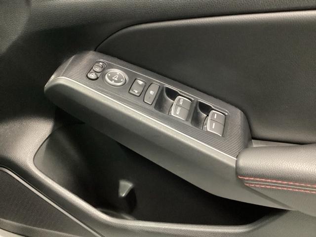 �y�p���[�E�B���h�E�X�C�b�`�z�����^�b�`�ŁA�p���[�E�C���h�E��h�A�~���[�𑀍�ł��܂��B