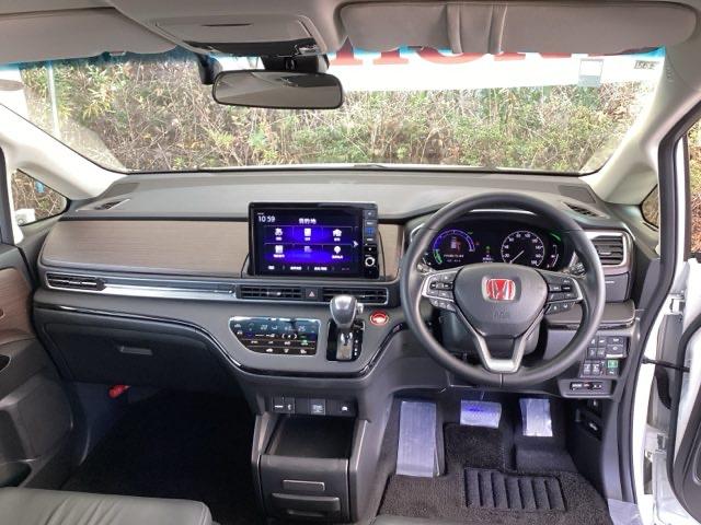 �܂Ԃ��������������炰��A�F�̃n�[�t�V�F�C�h�t�����g�E�B���h�E�����Ă��܂��B�܂��A�v���Y�}�N���X�^�[�Z�p���ڃf���A���t���I�[�g�G�A�R���ŉ��K�ł��B