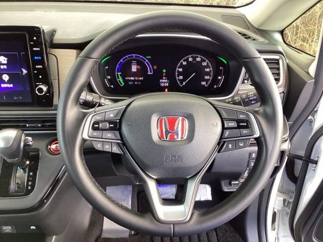 �{�v�n���h���̉E���ɂ���{�^���������N���[�Y�R���g���[���ł��B�A�N�Z���y�_���𓥂܂��ɐݒ葬�x���L�[�v�B�������H�ł̃h���C�u�����N�ɁB�܂��A���ɃI�[�f�B�I�����R���X�C�b�`������܂��B