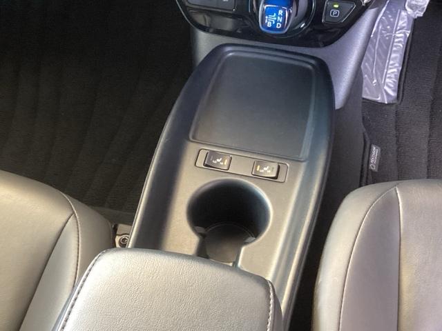 プリウス Ｓツーリングセレクション　ナビ　フルセグ　リアカメラ　コーナーセンサ　シートＨ　地デジ　バックモニタ　アイスト　エアロ　オ－トエアコン　ＬＥＤランプ　横滑り防止　セキュリティアラーム　エアバック　サイドエアバック　ＥＴＣ車載器（16枚目）