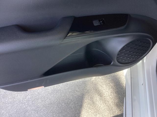 プリウス Ｓツーリングセレクション　ナビ　フルセグ　リアカメラ　コーナーセンサ　シートＨ　地デジ　バックモニタ　アイスト　エアロ　オ－トエアコン　ＬＥＤランプ　横滑り防止　セキュリティアラーム　エアバック　サイドエアバック　ＥＴＣ車載器（37枚目）