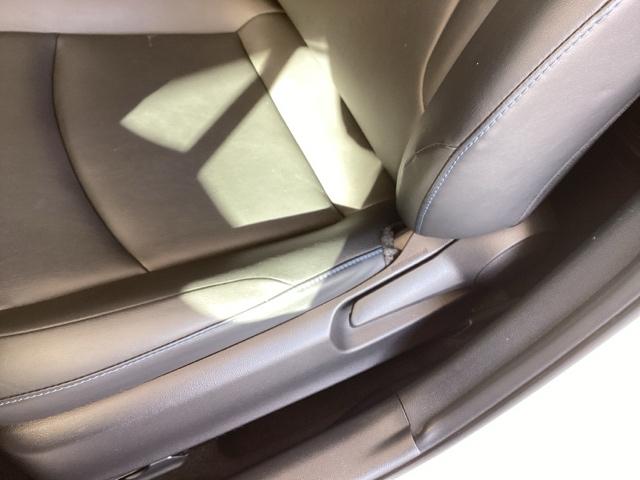 プリウス Ｓツーリングセレクション　ナビ　フルセグ　リアカメラ　コーナーセンサ　シートＨ　地デジ　バックモニタ　アイスト　エアロ　オ－トエアコン　ＬＥＤランプ　横滑り防止　セキュリティアラーム　エアバック　サイドエアバック　ＥＴＣ車載器（38枚目）