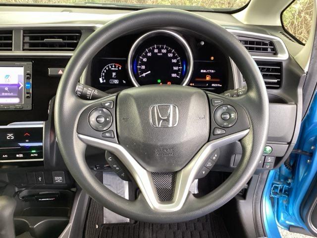 �n���h���̉E���ɂ���{�^���������N���[�Y�R���g���[���ł��B�A�N�Z���y�_���𓥂܂��ɐݒ葬�x���L�[�v�B�������H�ł̃h���C�u�����N�ɁB�܂��A���ɃI�[�f�B�I�����R���X�C�b�`������܂��B