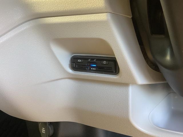 Ｎ－ＢＯＸ ベースグレード　純正ナビ　フルセグ　リアカメラ　アイスト　セキュリティアラーム　地デジＴＶ　誤発信抑制機能　キーレスエントリー　前席シートヒーター　ＵＳＢポート　バックカメラ付　スマートキ　運転席エアバッグ　ナビＴＶ（16枚目）