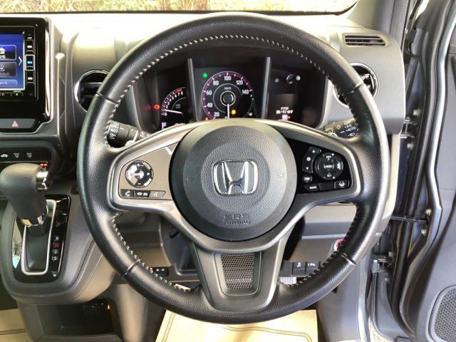 �{�v�n���h���̌��ɂ͂V���p�h���V�t�g������܂��B�w��ő��鎖�ŁA�}�j���A���Ԋ��o�̃V�t�g�`�F���W���y���߂܂��B�܂��A�E�ɃN���[�Y�R���g���[���A���ɃI�[�f�B�I�����R���X�C�b�`������܂��B