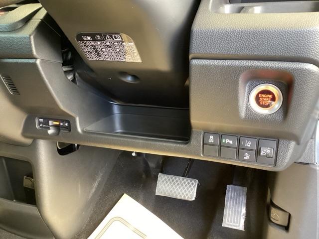 �����ɍ����ŕ֗��Ȃd�s�b������A�������h���u�r�`�Ȃǂ̃X�C�b�`�́A�^�]�Ȃ̉E���A��̓͂��₷���ʒu�ɂ���܂��B