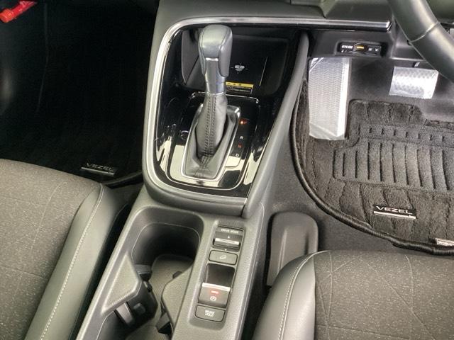 ヴェゼル ｅ：ＨＥＶＺ　純正メモリーナビ　ドラレコ　リアカメラ　地上デジタル　ＵＳＢ入力　ハンズフリーテールゲート　シートＨ　サイドエアＢ　パークセンサー　リヤカメラ　点検記録簿　ＬＥＤヘットライト　ＥＳＣ　パワステ　ＡＡＣ（13枚目）