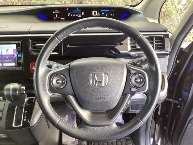 �{�v�n���h���̌��ɂ͂V���p�h���V�t�g������܂��B�w��ő��鎖�ŁA�}�j���A���Ԋ��o�̃V�t�g�`�F���W���y���߂܂��B�܂��A�E�ɃN���[�Y�R���g���[���A���ɃI�[�f�B�I�����R���X�C�b�`������܂��B