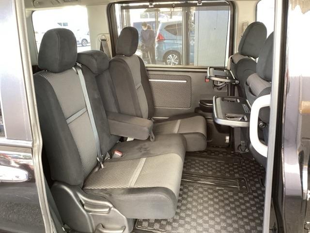 �Q��ڃV�[�g�́A�x���`�V�[�g�ŁA���E���ꂼ��O��ɃX���C�h�ł��A�܂��A�܂肽���ގ����ł��܂��I