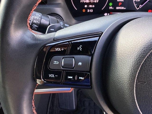 �X�e�A�����O���葤�̓I�[�f�B�I�֘A�̑���X�C�b�`�ł��B��������炷���ƂȂ��^�]�ɏW���ł��܂�