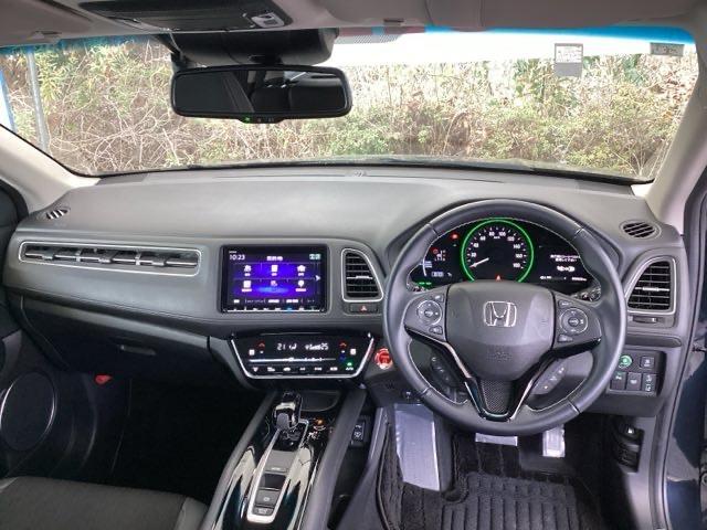 �܂Ԃ��������������炰��A�F�̃n�[�t�V�F�C�h�t�����g�E�B���h�E�����Ă��܂��B�܂��A�v���Y�}�N���X�^�[�Z�p���ڃf���A���t���I�[�g�G�A�R���ŉ��K�ł��B