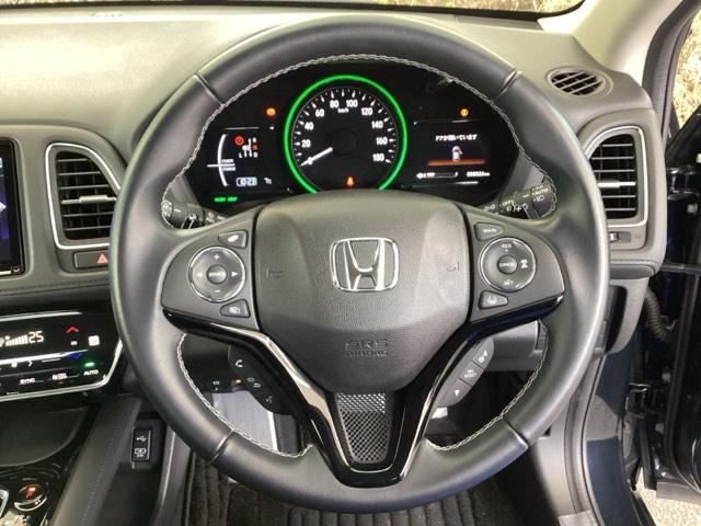 �{�v�n���h���̌��ɂ͂V���p�h���V�t�g������܂��B�w��ő��鎖�ŁA�}�j���A���Ԋ��o�̃V�t�g�`�F���W���y���߂܂��B�܂��A�E�ɃN���[�Y�R���g���[���A���ɃI�[�f�B�I�����R���X�C�b�`������܂��B