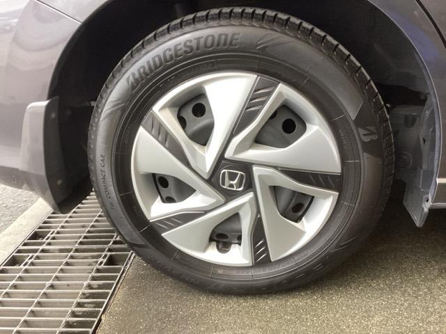 �X�`�[���z�C�[���ɂ́A�z�C�[���g�����i�z�C�[���J�o�[�j���t���Ă��܂��B