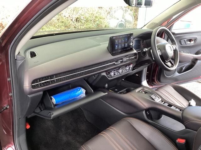 ���F���̂悢�C���p�l����ł��B����X�C�b�`��J�b�v�z���_�[���g���₷���ʒu�ɔz�u����Ă��܂��B