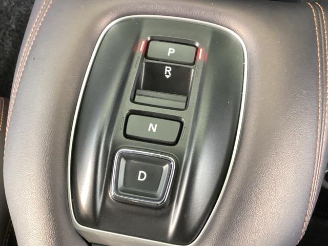 �y�G���N�g���b�N�M�A�Z���N�^�[�z�w��ł̒������삪�\�B�X�C�b�`�E�{�^���̑���ɂ���ăV�t�g������s�����Ƃ��ł��܂��B�܂��A�n���h�������C���p�l���X�b�L�������Ă���܂��B