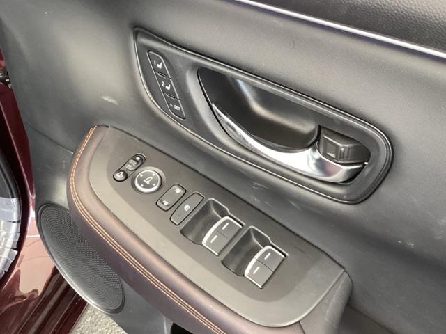 �y�p���[�E�B���h�E�X�C�b�`�z�����^�b�`�ŁA�p���[�E�C���h�E��h�A�~���[�𑀍�ł��܂��B