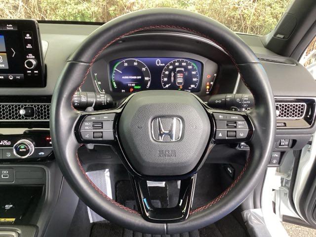 �{�v�n���h���̉E���ɂ���{�^���������N���[�Y�R���g���[���ł��B�A�N�Z���y�_���𓥂܂��ɐݒ葬�x���L�[�v�B�������H�ł̃h���C�u�����N�ɁB�܂��A���ɃI�[�f�B�I�����R���X�C�b�`������܂��B