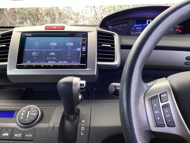 �z���_�����������[�i�r���ڂȂ̂ŁA�����ւ̃h���C�u�����C���������I�X�e�A�����O���葤�ɃI�[�f�B�I�֘A�̃R���g���[���X�C�b�`��z�u���Ă��܂��B���쎞�͎�������炷���ƂȂ��^�]�ɏW���ł��܂�