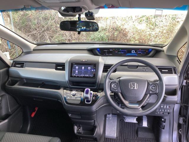 �܂Ԃ��������������炰��A�F�̃n�[�t�V�F�C�h�t�����g�E�B���h�E�����Ă��܂��B�܂��A�v���Y�}�N���X�^�[�Z�p���ڃt���I�[�g�G�A�R���ŉ��K�ł��B