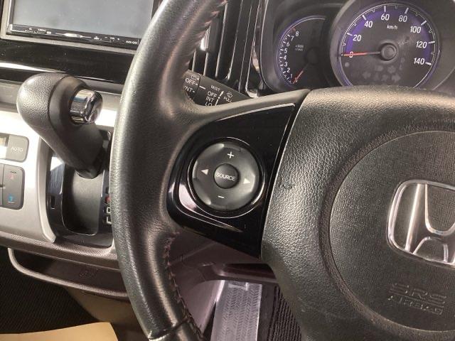 �X�e�A�����O���葤�ɃI�[�f�B�I�֘A�̃R���g���[���X�C�b�`��z�u���Ă��܂��B���쎞�͎�������炷���ƂȂ��^�]�ɏW���ł��܂��B