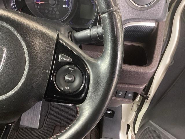 �X�e�A�����O�z�C�[���̉E�����N���[�Y�R���g���[���X�C�b�`�ł��B�A�N�Z���y�_���𓥂܂��Ɉ�葖�s���o����̂ŁA�������H�ł̑��s���O�b�Ɖ��K�ɂȂ�܂��B