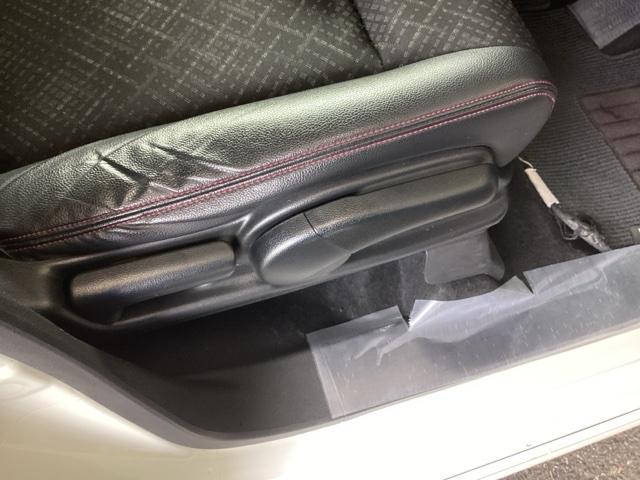 �蓮�̃��o�[���g���āA�V�[�g�̍�����w������̊p�x��ς��邱�Ƃ��ł��܂��B