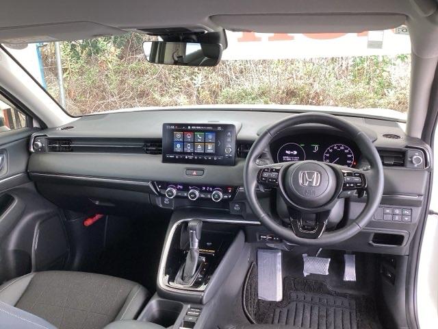 ヴェゼル ｅ：ＨＥＶＺ　リアカメラ　先進ライト　ＥＴＣ　Ｓヒータ　地デジフルセグＴＶ　電動テールゲート　サイドエアバッグ　後カメラ　前後障害物センサー　横滑防止装置　エアコン　ＬＥＤヘットライト　パワステ　ＵＳＢ接続　ＡＢＳ（2枚目）