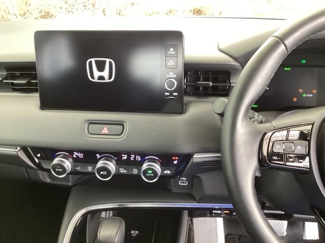 ヴェゼル ｅ：ＨＥＶＺ　リアカメラ　先進ライト　ＥＴＣ　Ｓヒータ　地デジフルセグＴＶ　電動テールゲート　サイドエアバッグ　後カメラ　前後障害物センサー　横滑防止装置　エアコン　ＬＥＤヘットライト　パワステ　ＵＳＢ接続　ＡＢＳ（3枚目）