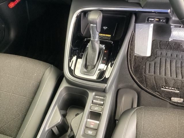 ヴェゼル ｅ：ＨＥＶＺ　リアカメラ　先進ライト　ＥＴＣ　Ｓヒータ　地デジフルセグＴＶ　電動テールゲート　サイドエアバッグ　後カメラ　前後障害物センサー　横滑防止装置　エアコン　ＬＥＤヘットライト　パワステ　ＵＳＢ接続　ＡＢＳ（13枚目）