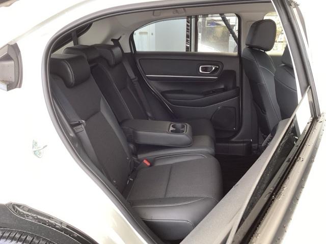 ヴェゼル ｅ：ＨＥＶＺ　リアカメラ　先進ライト　ＥＴＣ　Ｓヒータ　地デジフルセグＴＶ　電動テールゲート　サイドエアバッグ　後カメラ　前後障害物センサー　横滑防止装置　エアコン　ＬＥＤヘットライト　パワステ　ＵＳＢ接続　ＡＢＳ（17枚目）