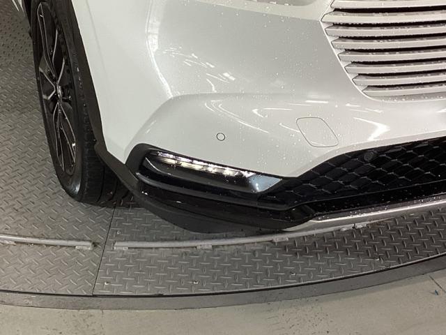 ヴェゼル ｅ：ＨＥＶＺ　リアカメラ　先進ライト　ＥＴＣ　Ｓヒータ　地デジフルセグＴＶ　電動テールゲート　サイドエアバッグ　後カメラ　前後障害物センサー　横滑防止装置　エアコン　ＬＥＤヘットライト　パワステ　ＵＳＢ接続　ＡＢＳ（24枚目）