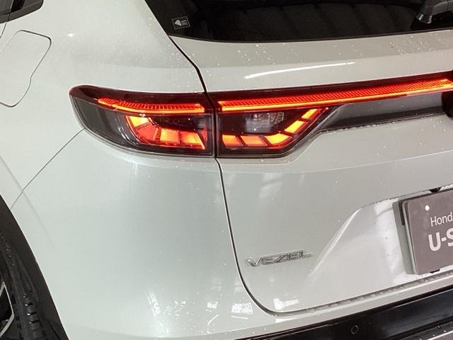 ヴェゼル ｅ：ＨＥＶＺ　リアカメラ　先進ライト　ＥＴＣ　Ｓヒータ　地デジフルセグＴＶ　電動テールゲート　サイドエアバッグ　後カメラ　前後障害物センサー　横滑防止装置　エアコン　ＬＥＤヘットライト　パワステ　ＵＳＢ接続　ＡＢＳ（28枚目）