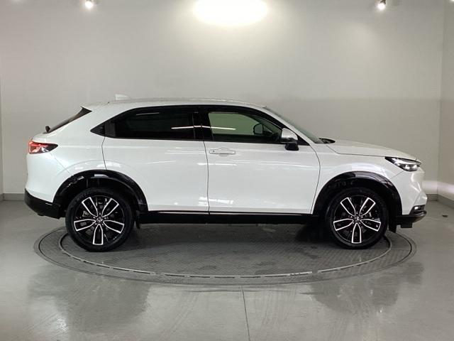 ヴェゼル ｅ：ＨＥＶＺ　リアカメラ　先進ライト　ＥＴＣ　Ｓヒータ　地デジフルセグＴＶ　電動テールゲート　サイドエアバッグ　後カメラ　前後障害物センサー　横滑防止装置　エアコン　ＬＥＤヘットライト　パワステ　ＵＳＢ接続　ＡＢＳ（32枚目）