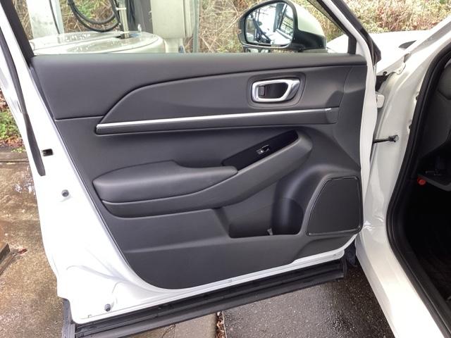 ヴェゼル ｅ：ＨＥＶＺ　リアカメラ　先進ライト　ＥＴＣ　Ｓヒータ　地デジフルセグＴＶ　電動テールゲート　サイドエアバッグ　後カメラ　前後障害物センサー　横滑防止装置　エアコン　ＬＥＤヘットライト　パワステ　ＵＳＢ接続　ＡＢＳ（33枚目）