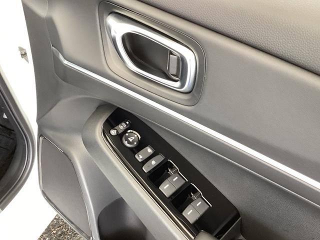 ヴェゼル ｅ：ＨＥＶＺ　リアカメラ　先進ライト　ＥＴＣ　Ｓヒータ　地デジフルセグＴＶ　電動テールゲート　サイドエアバッグ　後カメラ　前後障害物センサー　横滑防止装置　エアコン　ＬＥＤヘットライト　パワステ　ＵＳＢ接続　ＡＢＳ（51枚目）