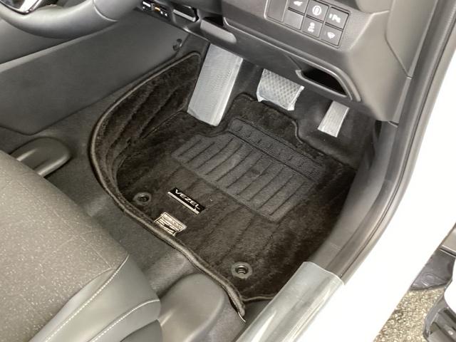 ヴェゼル ｅ：ＨＥＶＺ　リアカメラ　先進ライト　ＥＴＣ　Ｓヒータ　地デジフルセグＴＶ　電動テールゲート　サイドエアバッグ　後カメラ　前後障害物センサー　横滑防止装置　エアコン　ＬＥＤヘットライト　パワステ　ＵＳＢ接続　ＡＢＳ（53枚目）