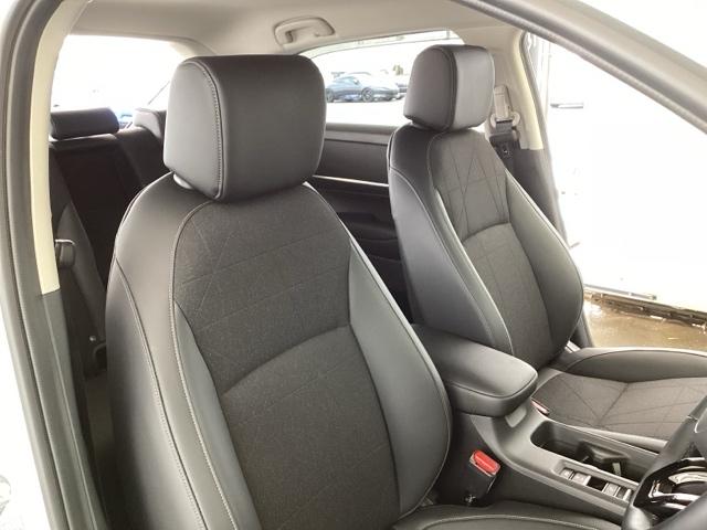 ヴェゼル ｅ：ＨＥＶＺ　リアカメラ　先進ライト　ＥＴＣ　Ｓヒータ　地デジフルセグＴＶ　電動テールゲート　サイドエアバッグ　後カメラ　前後障害物センサー　横滑防止装置　エアコン　ＬＥＤヘットライト　パワステ　ＵＳＢ接続　ＡＢＳ（56枚目）